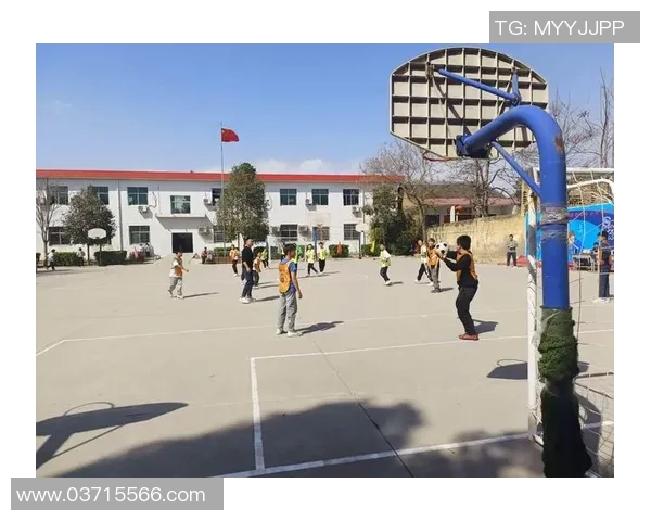 足球场上的热情拍手声激励着每一位球员奋勇争先的瞬间